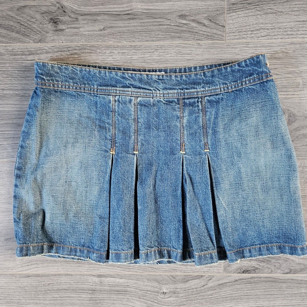 Old Navy Vintage Y2K Ultra Low Waist Pleated Denim Mini Skirt Size 6